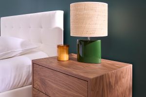 Lampe à poser en céramique vert foncé et abat-jour en raphia naturel H40 cm TIGA