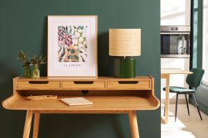 Lampe à poser en céramique vert foncé et abat-jour en raphia naturel H40 cm TIGA