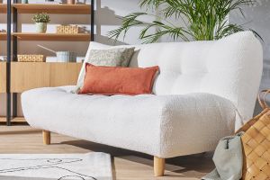 Canapé convertible scandinave 3 places en tissu effet laine bouclée blanc et bois clair YUMI