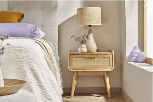Comodini con cassetto in legno massello chiaro e motivo a intreccio in rattan (set di 2) ATHÈNE