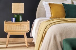 Comodini con cassetto in legno massello chiaro e motivo a intreccio in rattan (set di 2) ATHÈNE