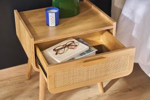 Comodini con cassetto in legno massello chiaro e motivo a intreccio in rattan (set di 2) ATHÈNE
