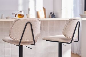 Tabourets de bar relevables design en tissu effet velours beige et métal noir BARNET (lot de 2)