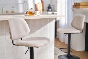 Tabourets de bar relevables design en tissu effet velours beige et métal noir BARNET (lot de 2)
