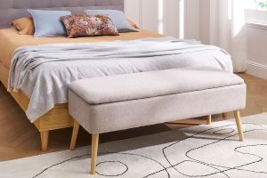 Banc coffre en tissu effet velours texturé beige et bois clair massif L120 cm LARS