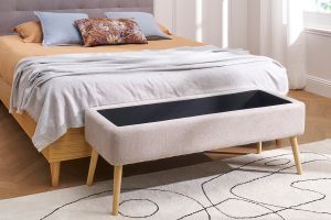 Banc coffre en tissu effet velours texturé beige et bois clair massif L120 cm LARS