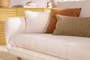 Canapé scandinave 3 places en tissu velours côtelé écru et bois clair CREEP